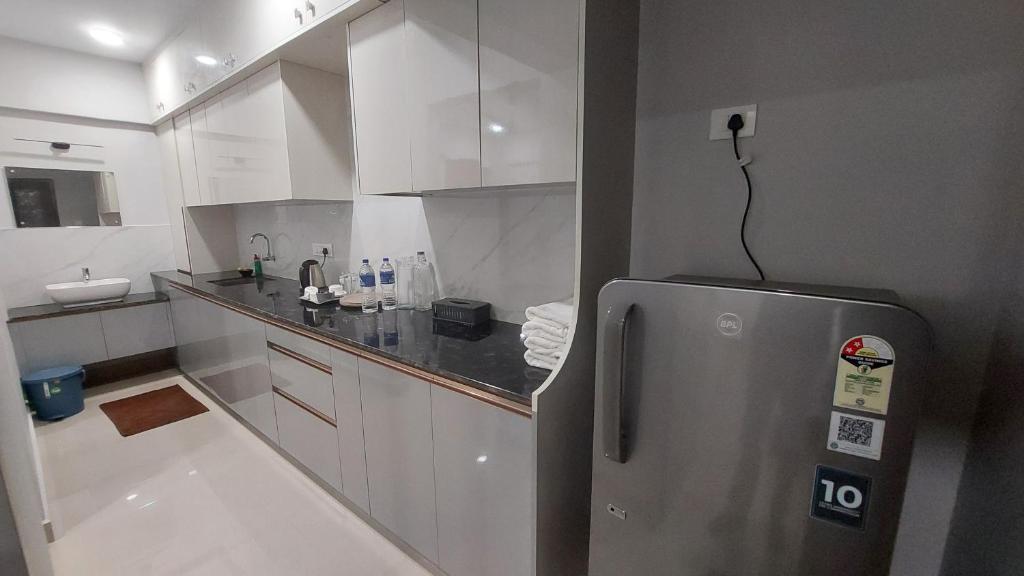 Η κουζίνα ή μικρή κουζίνα στο Lavender Airport suite