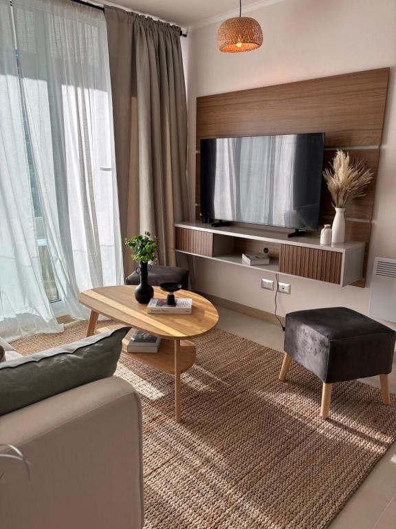 a living room with a tv and a table at Duna & Mar I Concon in Concón