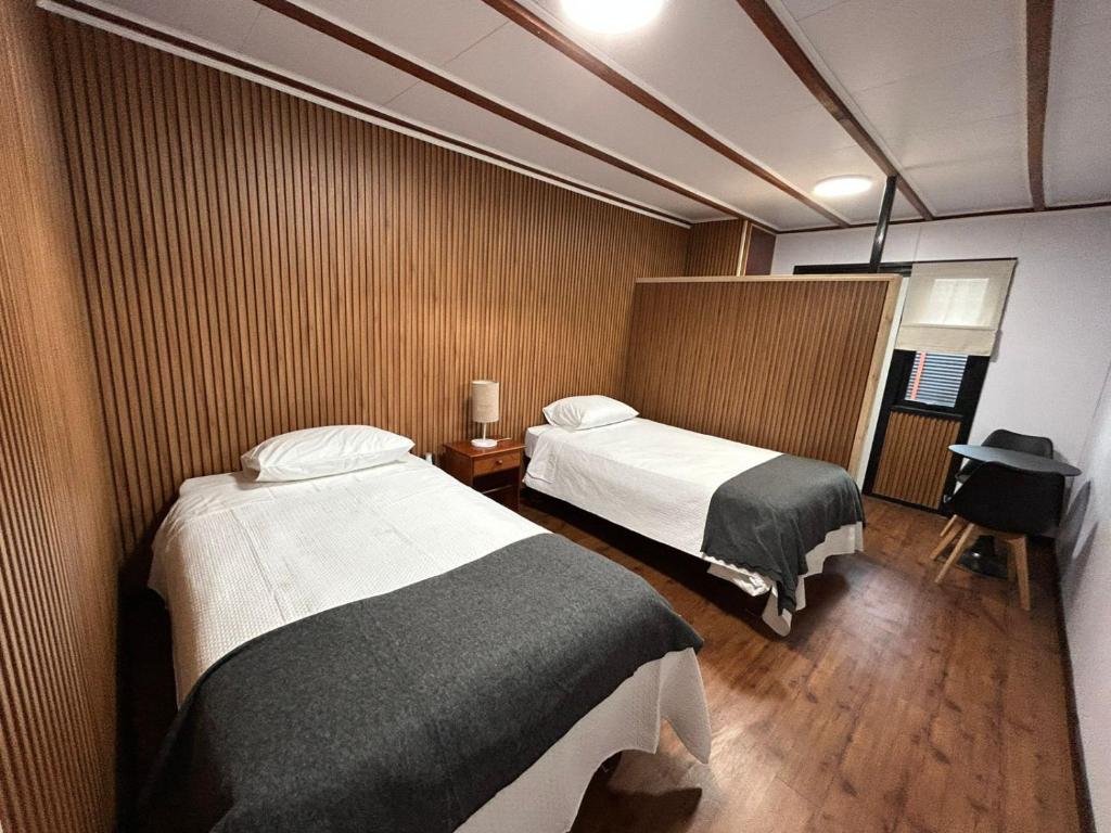 a room with two beds in a room at Motherhome in Melipilla