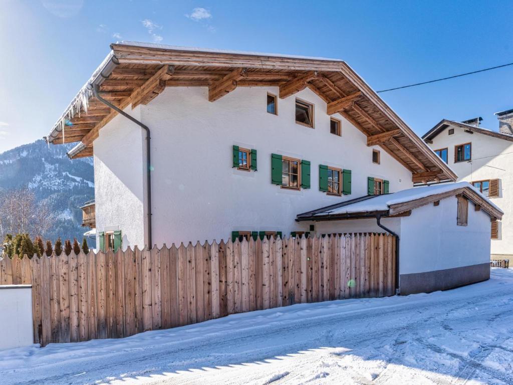Casa blanca con valla de madera en Fernblick, en Kirchberg in Tirol