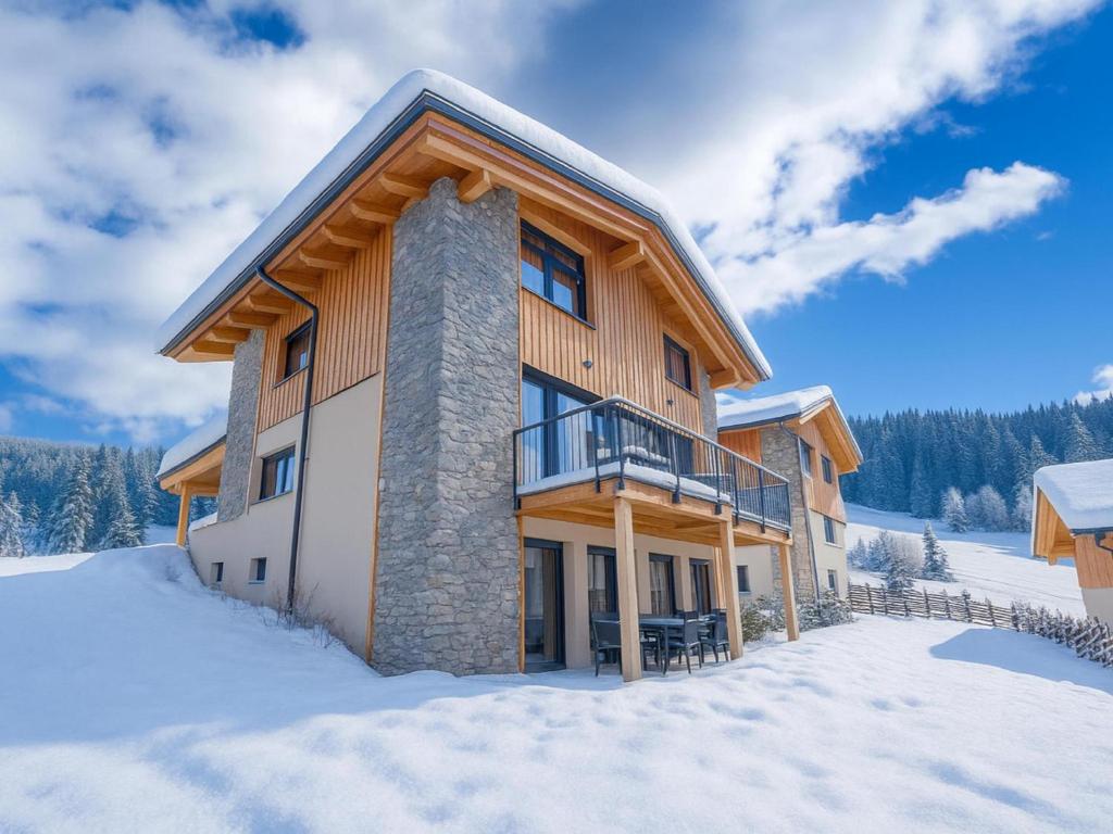 een huis in de sneeuw met sneeuw bedekt bij Grebenzen Lodge Starnberg 60B in Sankt Lambrecht