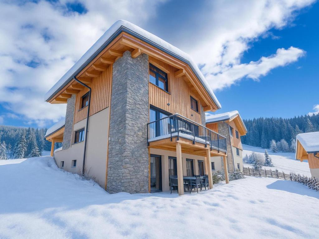 ein Baumhaus im Schnee mit Schnee in der Unterkunft Grebenzen Lodge Starnberg 60A in Sankt Lambrecht