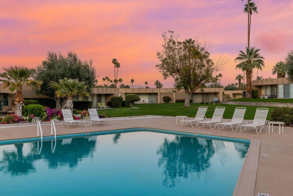 Bazén v ubytování Sandpiper Jewelbox by ACME House Company nebo v jeho okolí