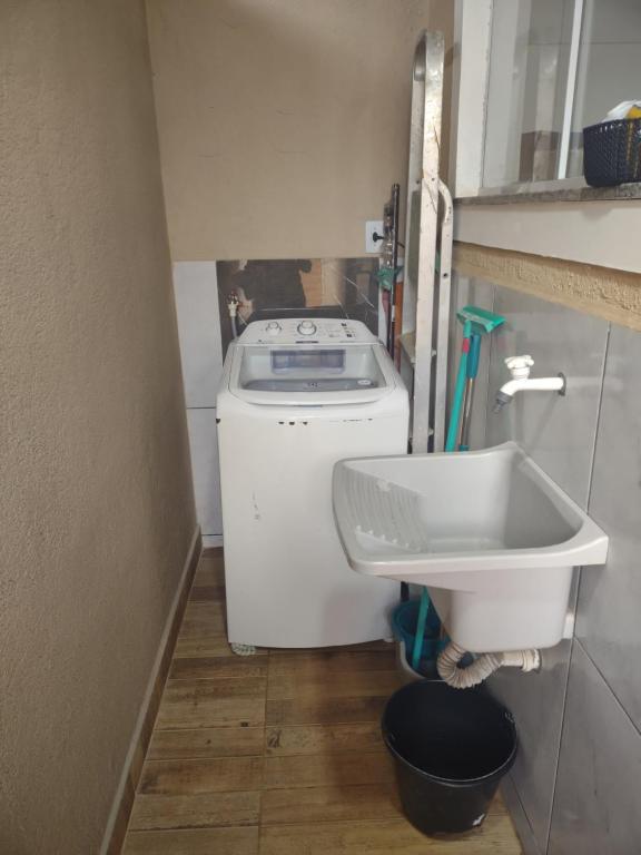 a small kitchen with a sink and a stove at Casa com 2 Quartos e Churrasqueira, No Alto da Rasa in Búzios