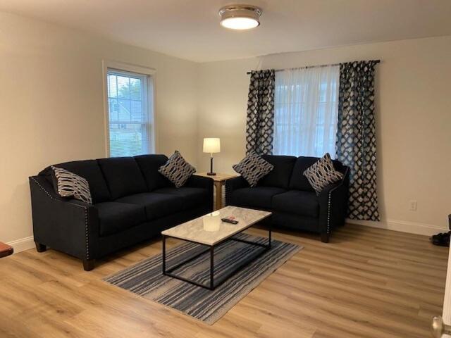 ワーウィックにあるWarwick Rentalの黒いソファとテーブルのあるリビングルーム