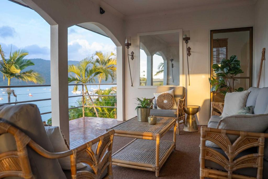 Shute HarbourにあるShutehaven Beach Houseの海の見えるリビングルーム