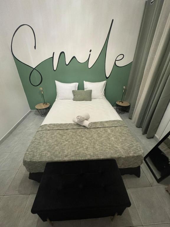 - une chambre avec un lit doté d'une grande tête de lit dans l'établissement L'ikonik, à Cayenne