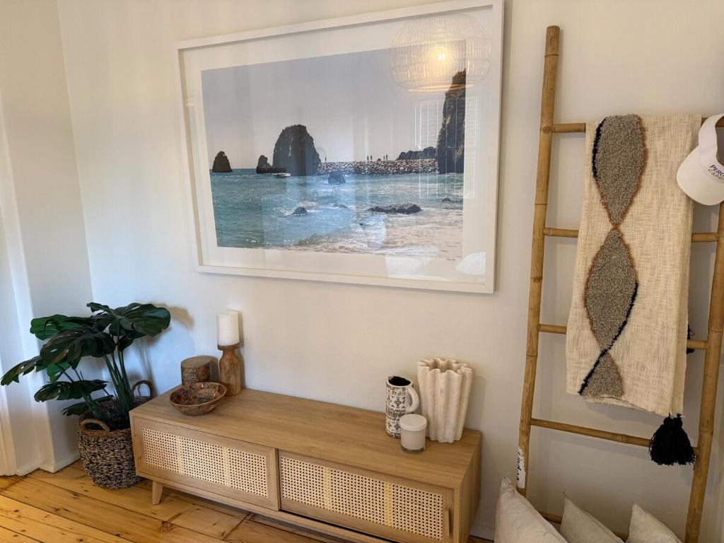 ein Wohnzimmer mit einem Bild an der Wand in der Unterkunft Bondi Palms in Sydney