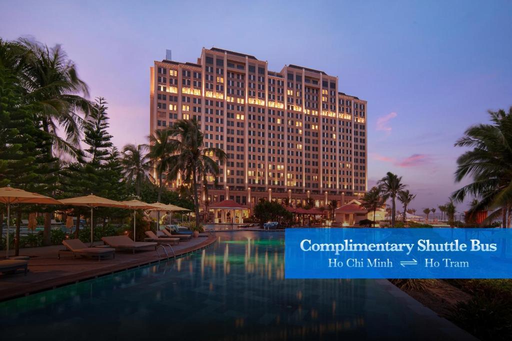 d'un grand bâtiment avec une piscine dans l'établissement Holiday Inn Resort Ho Tram Beach by IHG, à Ho Tram