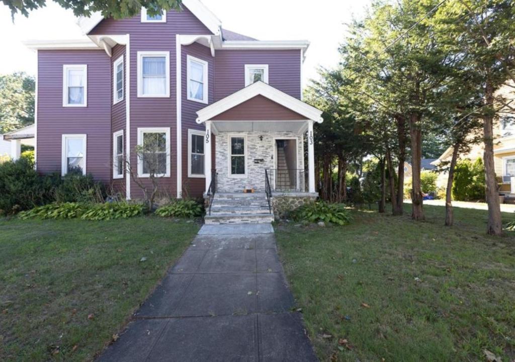 een paars huis met een stoep ervoor bij The Happy Place in Brockton