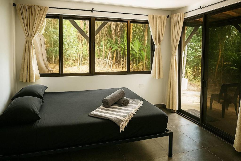 Posezení v ubytování Villa Salvador - New Private Suite & Kitchen walk to Playa Chiquita