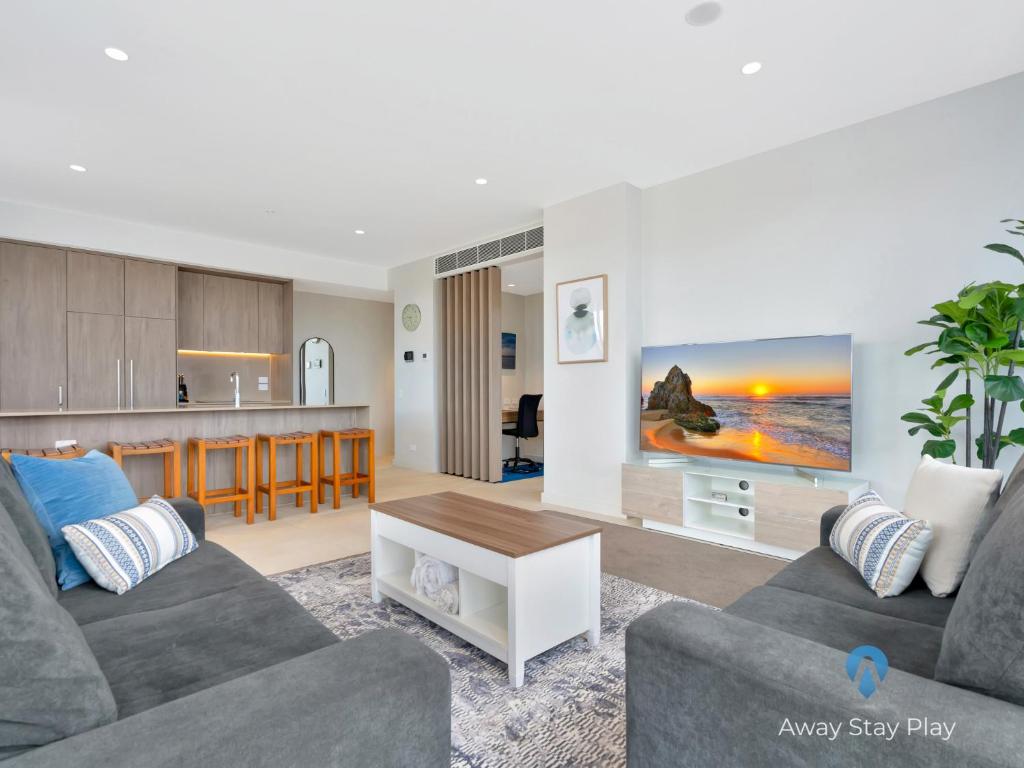 una sala de estar con un sofá y una mesa en CODA 410, en Coffs Harbour