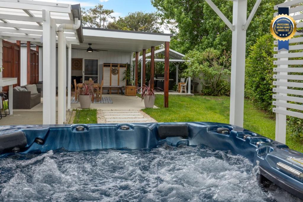 Callala BayにあるCallala Bay Gem - Jervis Bay - Pet Friendly Getaway with Spaの家の裏庭にある温水浴槽