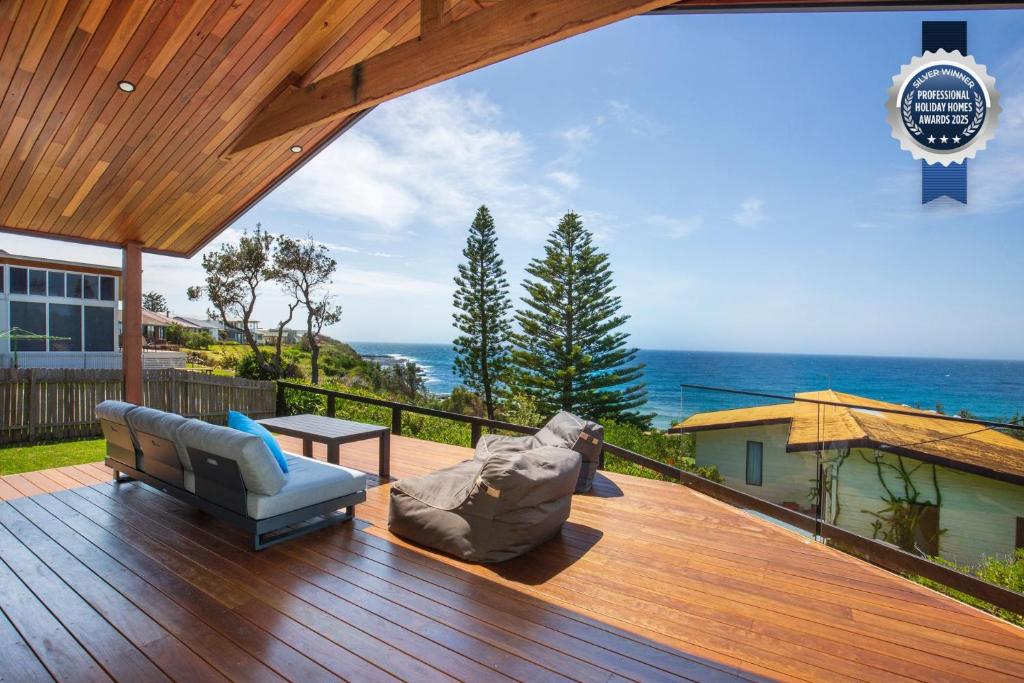 een terras met uitzicht op de oceaan op een huis bij Seaview I Pet Friendly with Stunning Views I 1 Min to Beach in Culburra Beach
