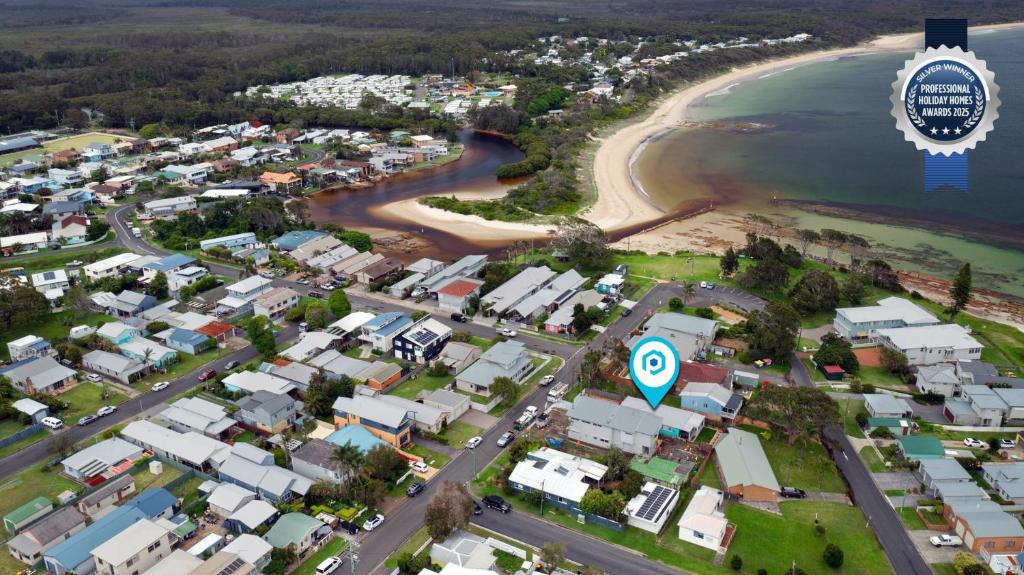 eine Luftblick auf eine Stadt neben einem Strand in der Unterkunft Sandy Feet Retreat I Pet Friendly I 1 Min Walk to Beach in Currarong