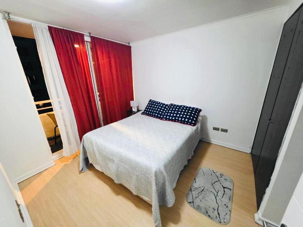 a bedroom with a bed with a pillow on it at Centro Viña del Mar - 2 a 4 personas in Viña del Mar