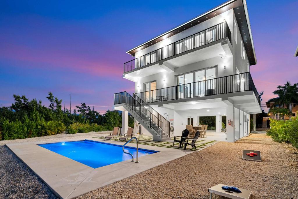 Bazén v ubytování Isla Sol Waterfront Oasis w Pool Dock Kayaks nebo v jeho okolí