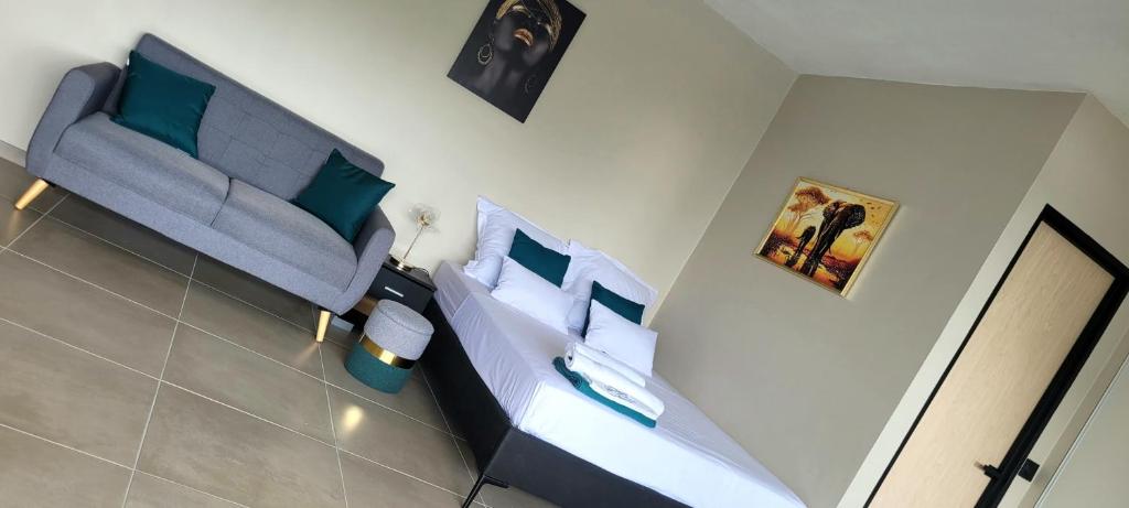 a living room with a couch on the wall at Hedeun studio in Fort-de-France