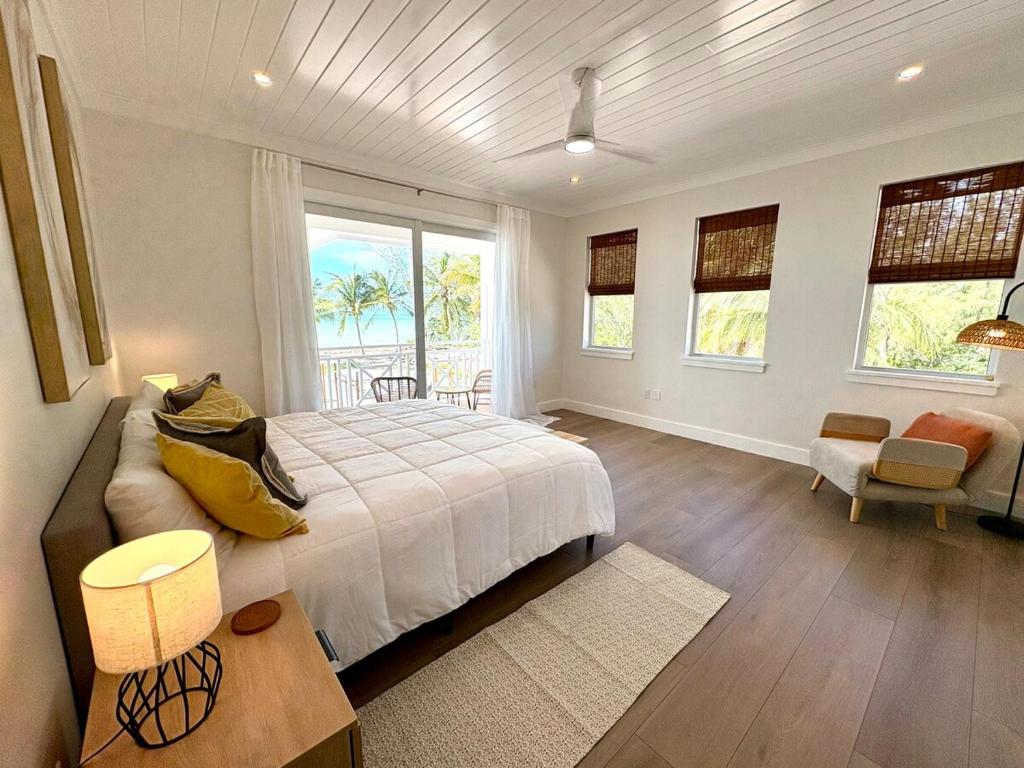 une chambre avec un lit, une table et des chaises dans l'établissement Slipstream, à Long Island