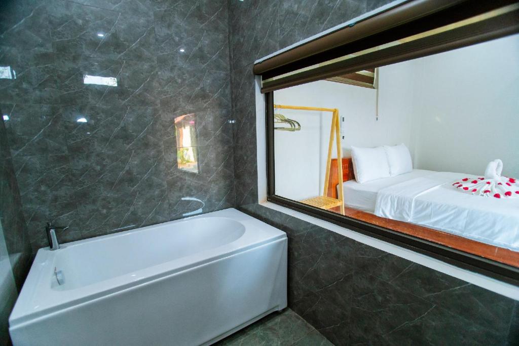 Phòng Deluxe Giường Đôi Có Bồn Tắm