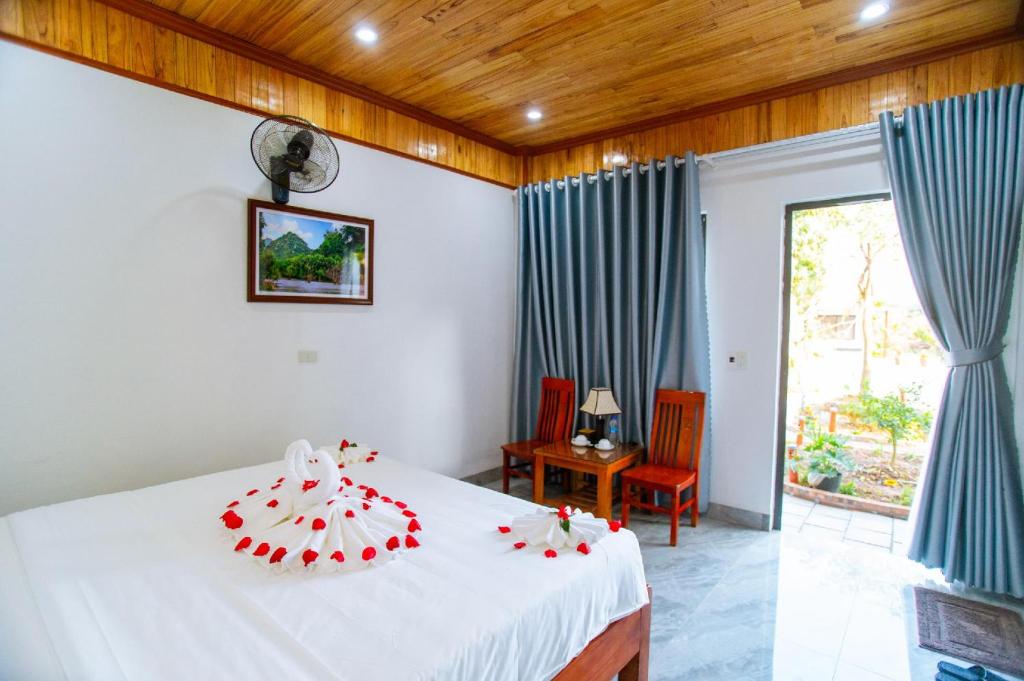 Phòng Có Giường Cỡ King Nhìn Ra Hồ Bơi