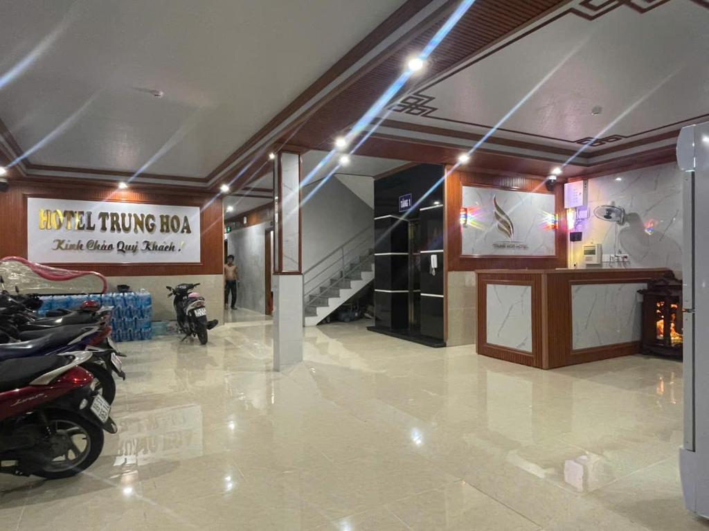 a lobby with motorcycles parked in a room with a ramp at Khách sạn Trung Hoa in Ấp Bàu Bàng