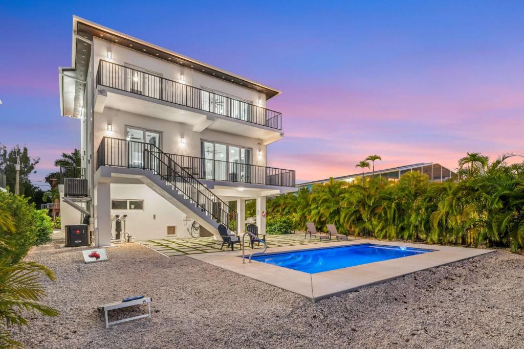 マラソンにあるIsla Luna Waterfront Oasis Pool Dock Kayaksのスイミングプール付きの家の外観