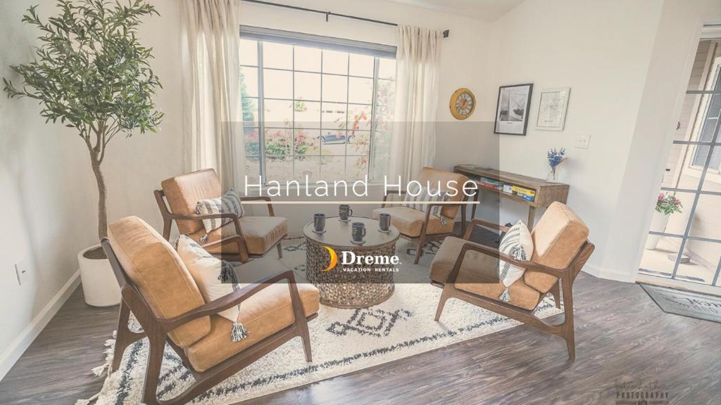 una sala de estar con una mesa y sillas en Hanland House, en Redding