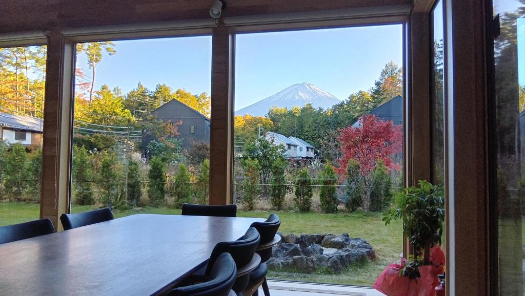 Nespecifikovaný výhled na hory nebo výhled na hory při pohledu z vily