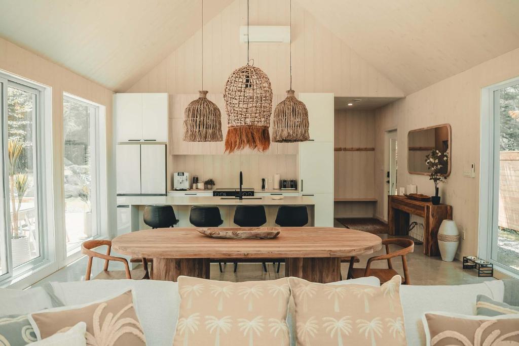 una cucina e un soggiorno con tavolo e sedie di Zen House 7 - Villas & Spa a Morin-Heights