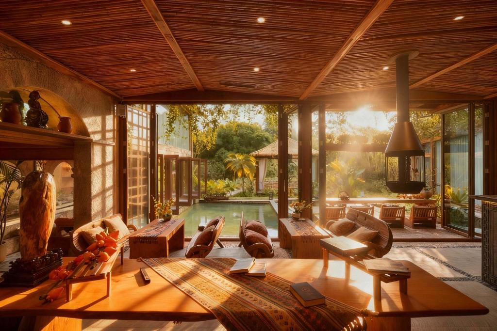 een woonkamer met een zwembad en veel meubels bij Meilanmeilv Forest Luxe Inn-Chengdu Sansheng Township Branch in Ta-mien-chen