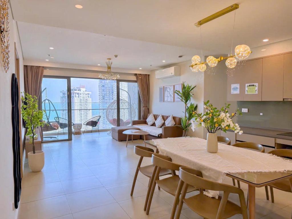 a kitchen and living room with a table and chairs at CONDOTEL The Sóng Apartment Vung Tau City - Căn Hộ View Biển, Hồ Bơi Vô Cực in Vung Tau