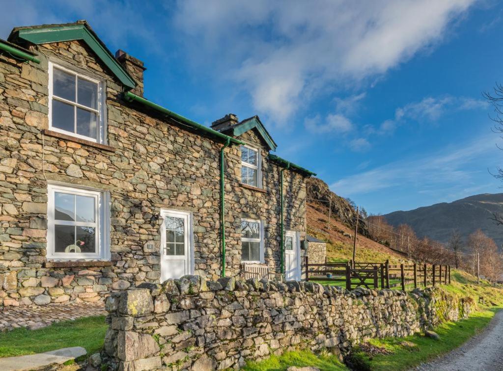 een oud stenen huis met een stenen muur bij 2 Bed in Glenridding SZ178 in Glenridding
