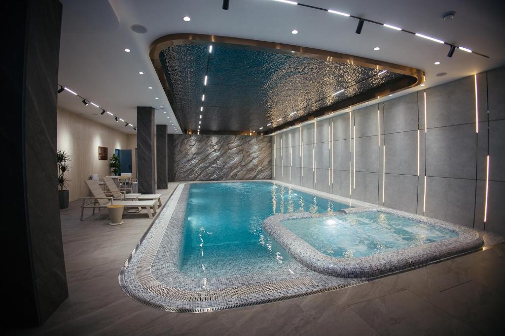 サマルカンドにあるAD Bellagioの大きなスイミングプールが備わります。