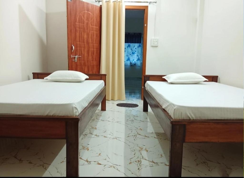 Giường trong phòng chung tại Dipti Retreat