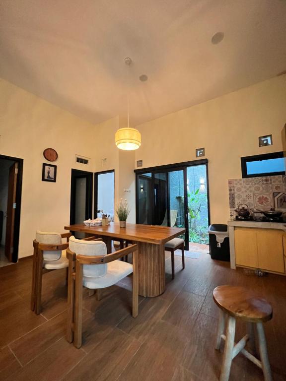 a dining room with a wooden table and chairs at Villa indah sudungdewo in Wonosobo