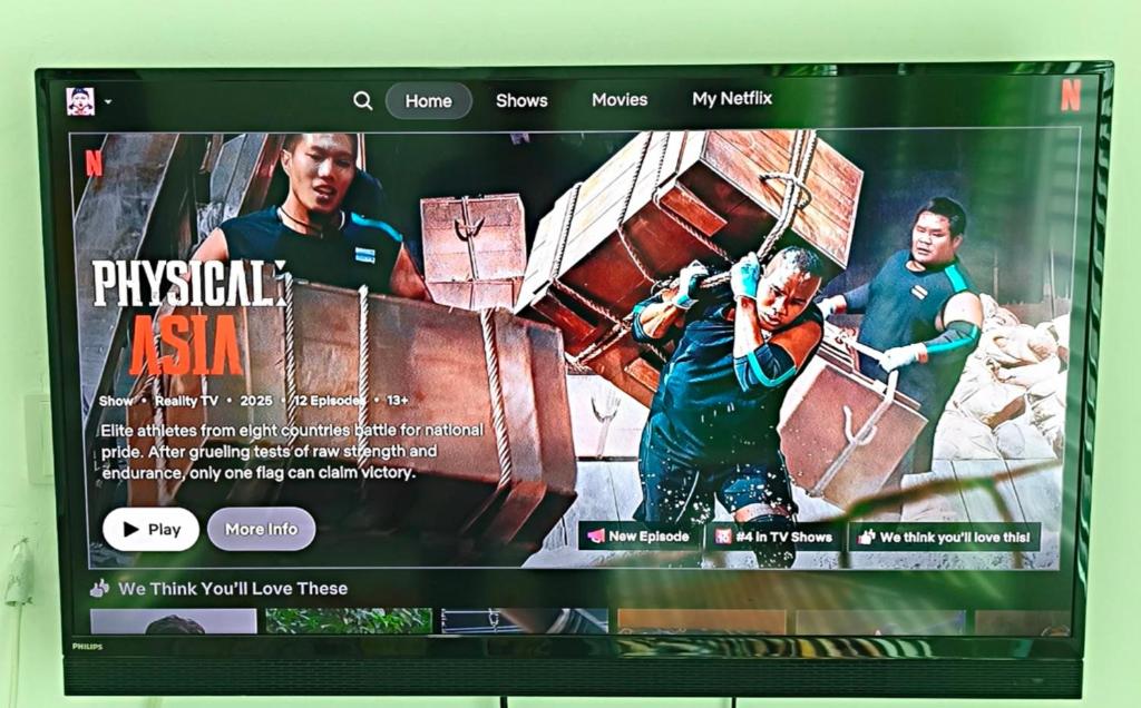 una pantalla de TV con una imagen de un videojuego en Ddiana 4 Airconds Netflix Wifi, en Alor Setar