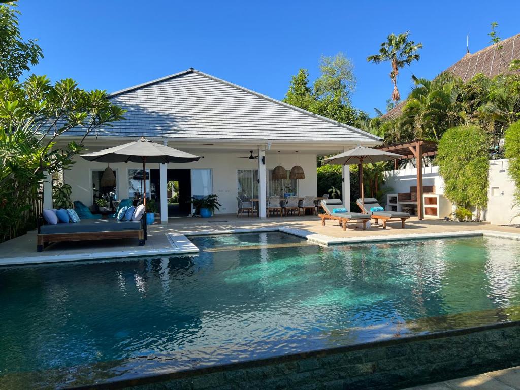 een zwembad voor een huis bij Villa Serenity Beachfront Bali in Pengastulan