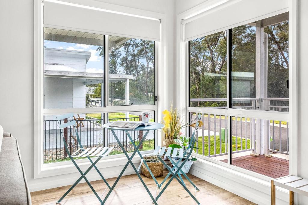 Balkón nebo terasa v ubytování Stay and Float in Basin Bliss