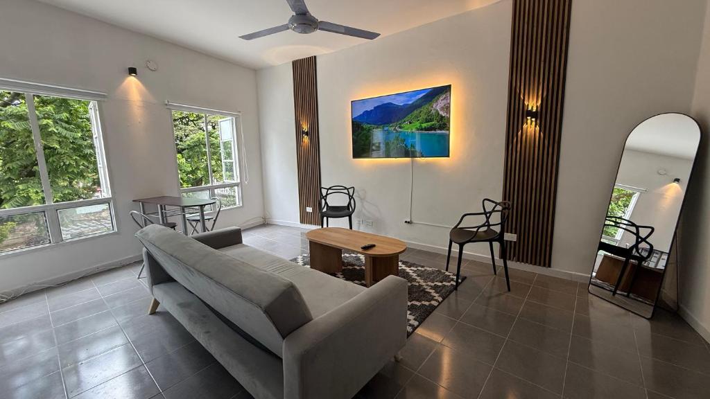 a living room with a couch and a table at Maison Áurea Loft in Cali