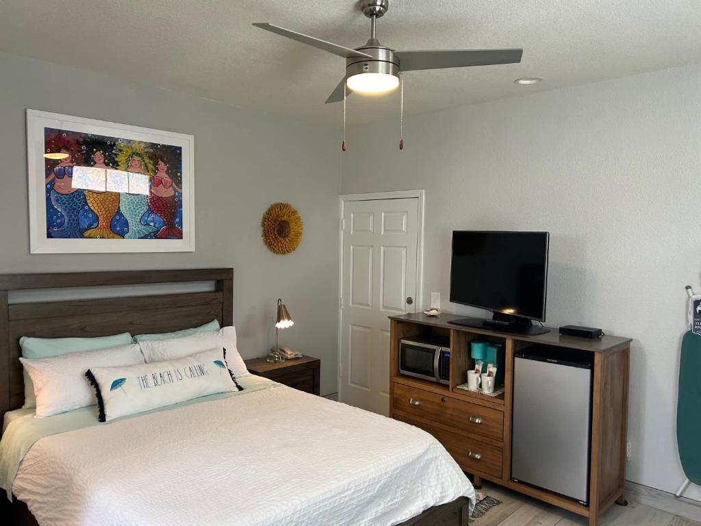 TV a/nebo společenská místnost v ubytování Sandy Toes Studio