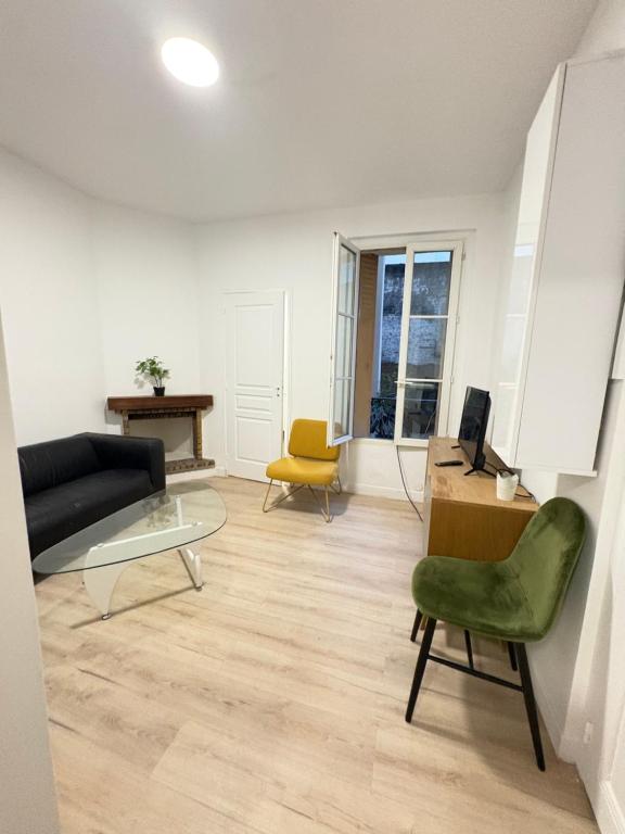 un salon avec un canapé et une table dans l'établissement Appartement chic et moderne au cœur du mythique Marché des Antiquités, à Saint-Ouen