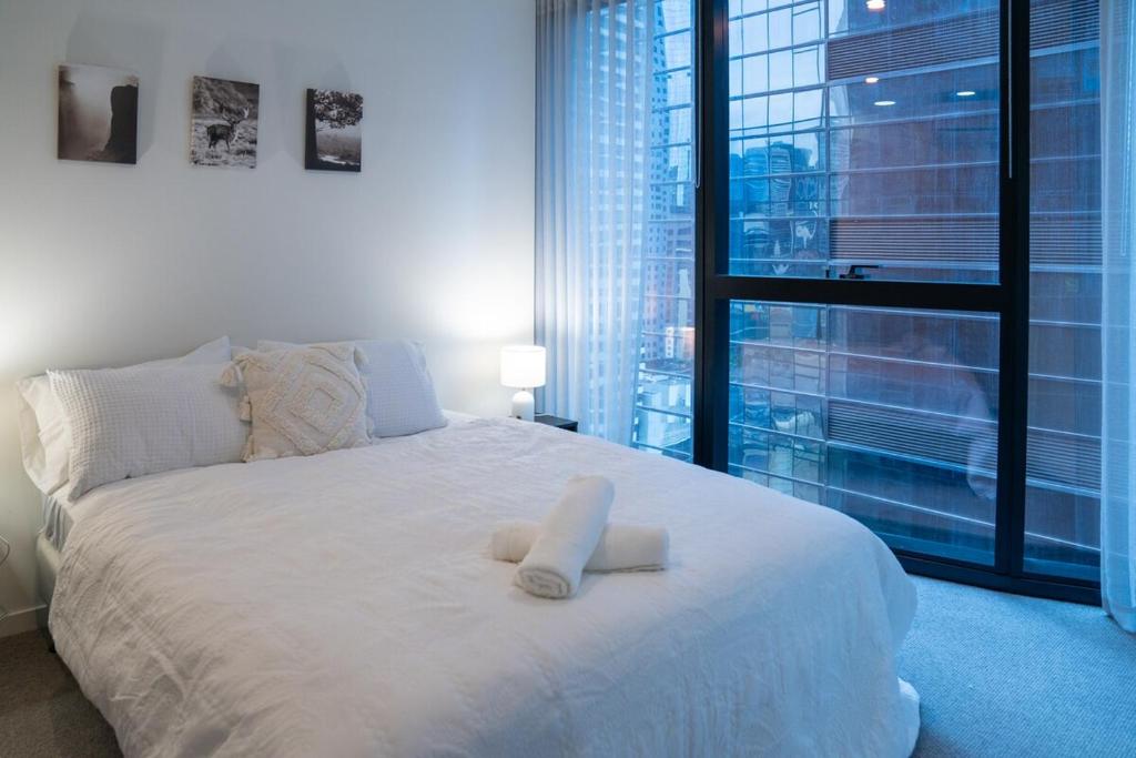 Ένα ή περισσότερα κρεβάτια σε δωμάτιο στο Home in the Sky 2BR,2BA with City Views,Pool & Gym