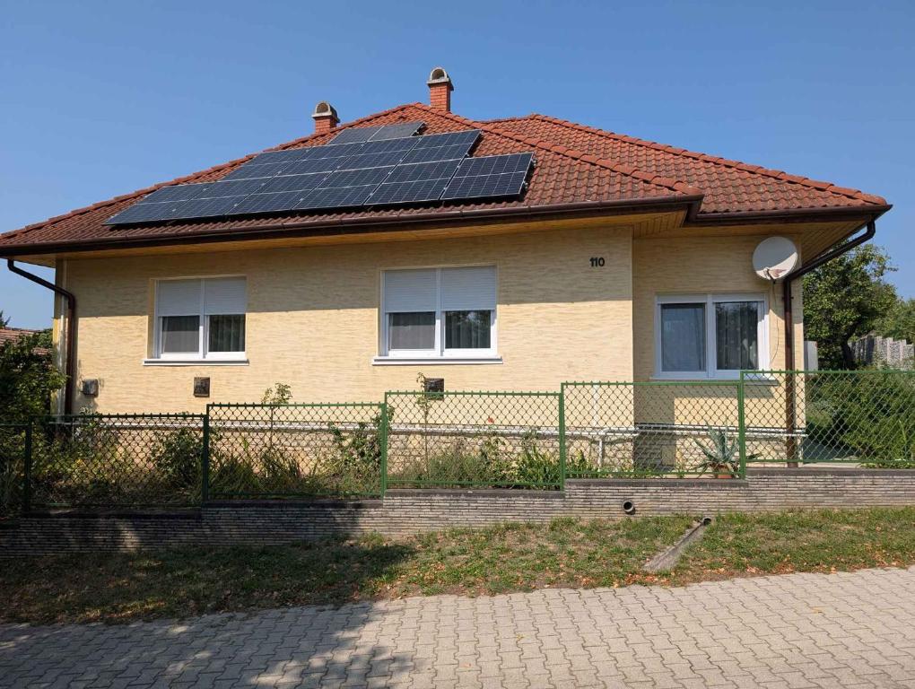 ein Haus mit Sonnenkollektoren auf dem Dach in der Unterkunft Apartment in Zamardi - Balaton 20318 in Zamárdi