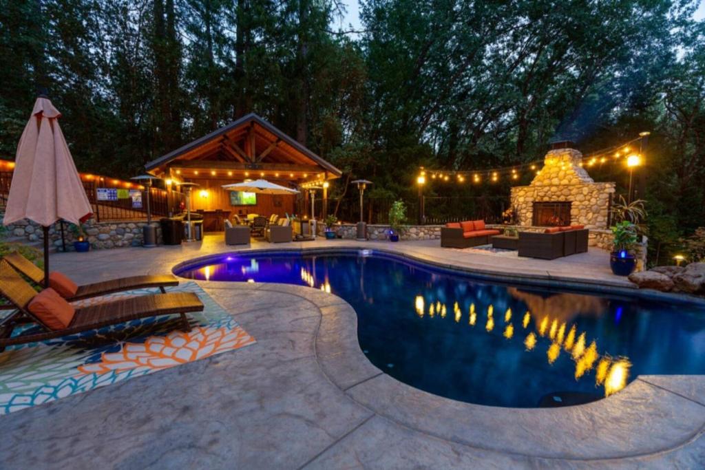 صورة لـ Pool • Hot Tub • Movie Theater • Games • 3 Decks في Foresthill