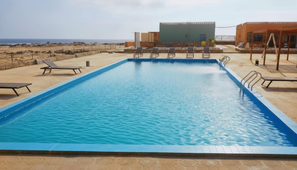 Bazén v ubytování Roushan Resort nebo v jeho okolí