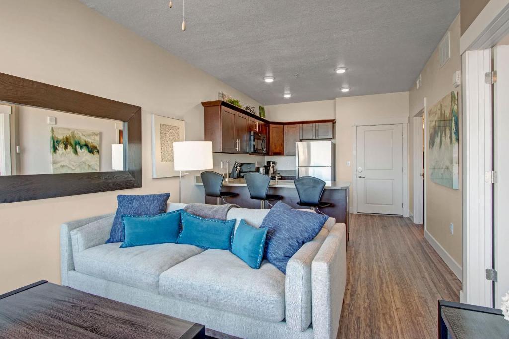 sala de estar con sofá y almohadas azules en Spacious 2-Bedroom Urban Oasis, en Salt Lake City