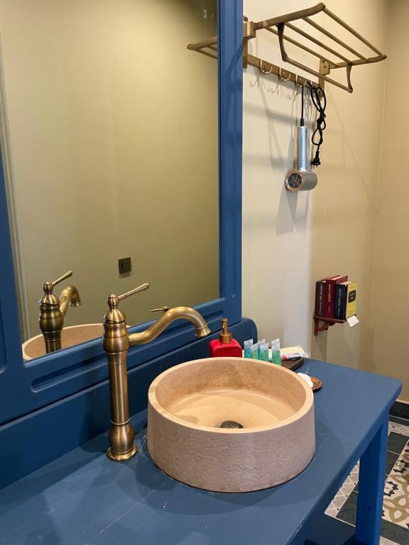 ディリジャンにある2 Floor Inn in Dilijanのバスルーム(大きな鏡付きのシンク付)