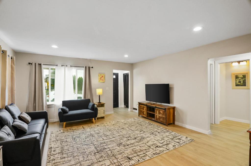 TV a/nebo společenská místnost v ubytování Serenity Farmhouse