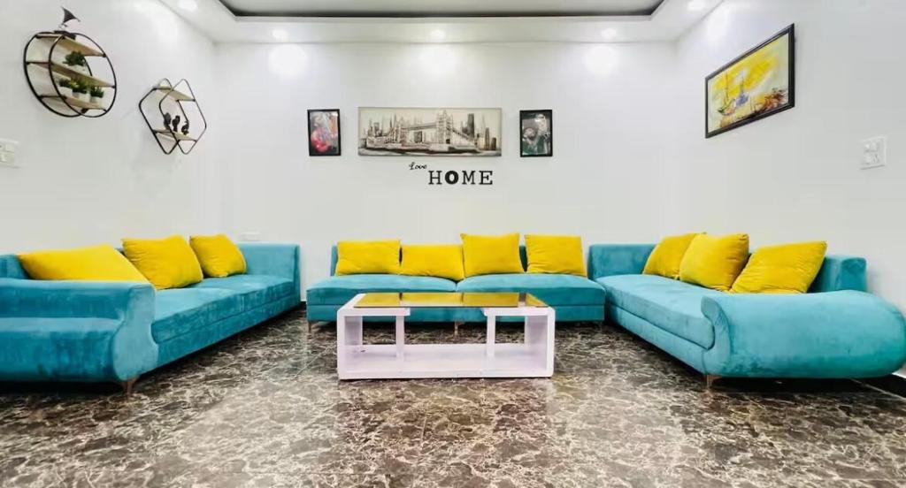 Istumisnurk majutusasutuses The Arambh Villa, Spacious 4BHK Retreat in Noida